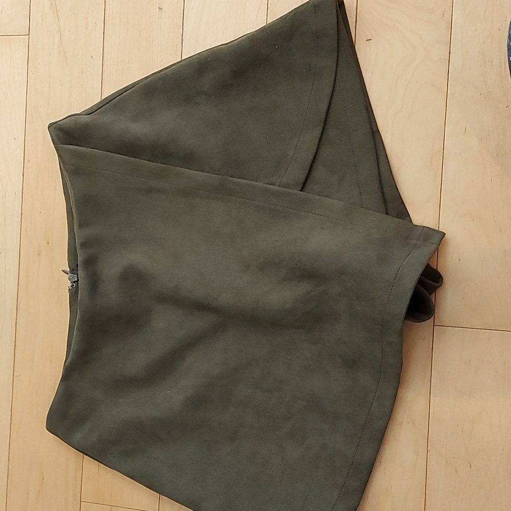 Luxxel faux suede skort sz. M